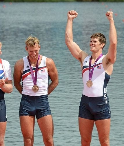 Henrik Rummel se raduje z vítězství na olympiádě.
