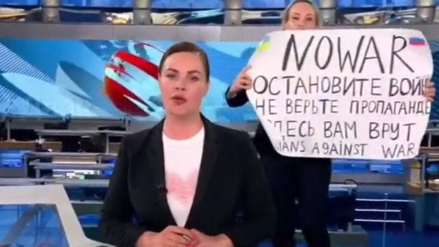 Marina Ovsyannikova: Russian journalist fined afta she protest against war  in Ukraine during news on TV - BBC News Pidgin