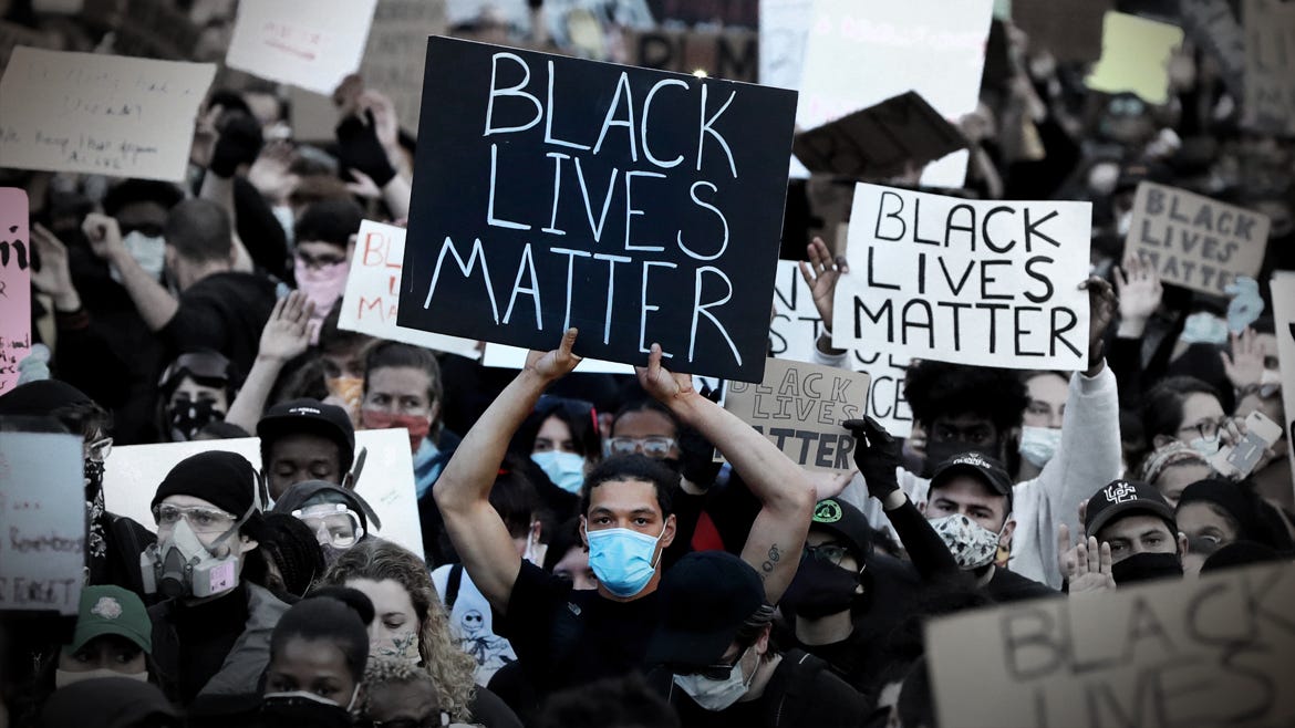 Para pemrotes Black Lives Matter di jalanan.