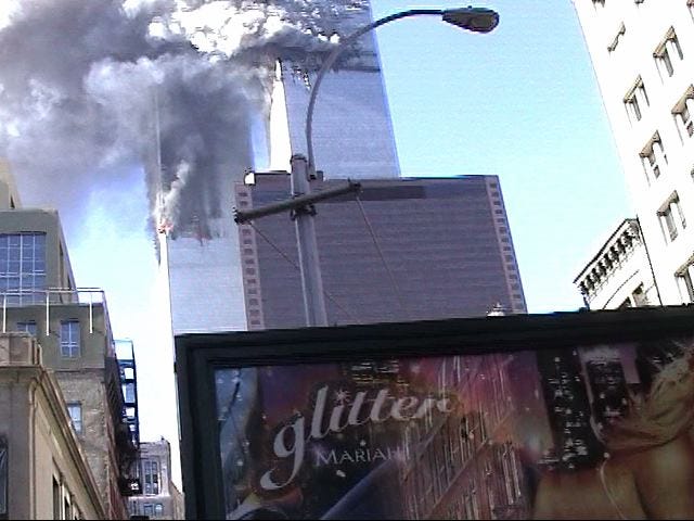 Fichier:Glitter Ad With Twin Towers Burning.jpeg — Wikipédia