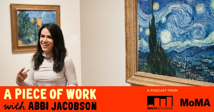 liggende afbeelding waarin je een foto ziet van Abbi Jacobson (links, lang zwart haar met witte coltrui) in het MOMA voor een schilderij van Van Gogh. Links op de voorgrond zie je het artwork en de titel van de podcast, rechts de logo’s van WNYC Podcast en MOMA.