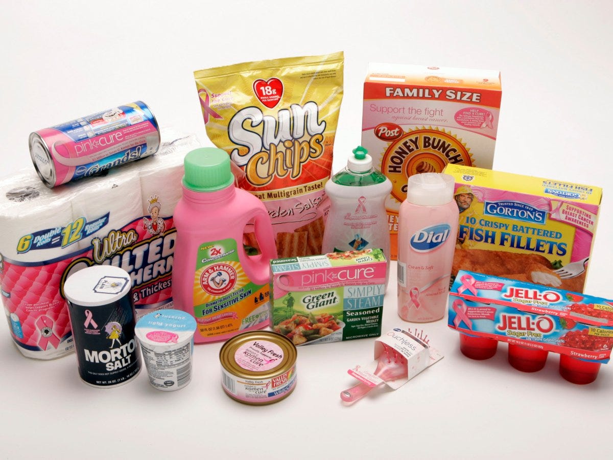 Un gruppo di prodotti di vario tipo, dalla carta igienica alle patatine, dagli yogurt ai detersivi, sulle cui confezioni troneggia il nastro rosa simbolo della lotta contro il cancro al seno.
