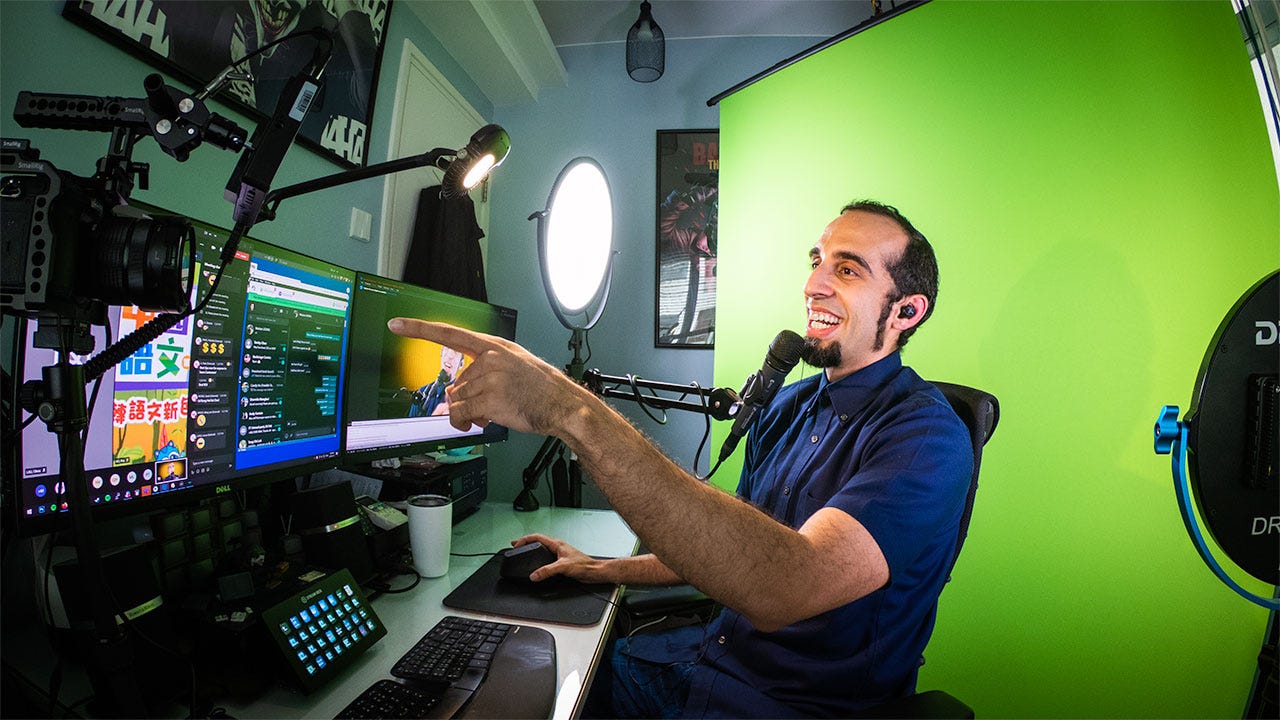 https://funnyvivek.com/wp-content/uploads/green-screen-behind-the-scenes-1.jpg