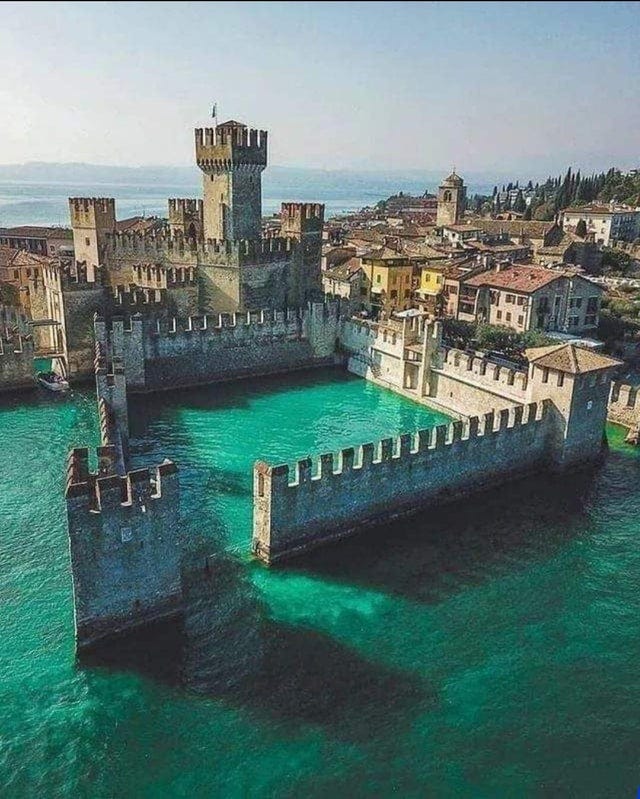 r/interestingasfuck - The sinking castle of Grada , Italy🌹