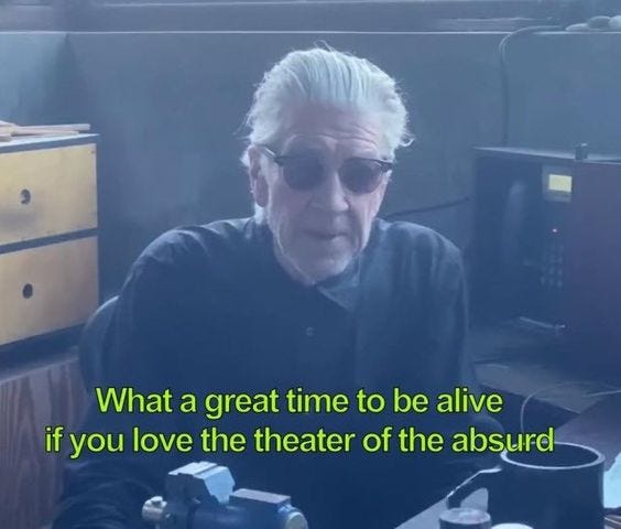 Imagem do diretor David Lynch de óculos escuros em sua mesa de trabalho. Na legenda, a fala: "what a great time to be alive if you love the theater of the absurd"