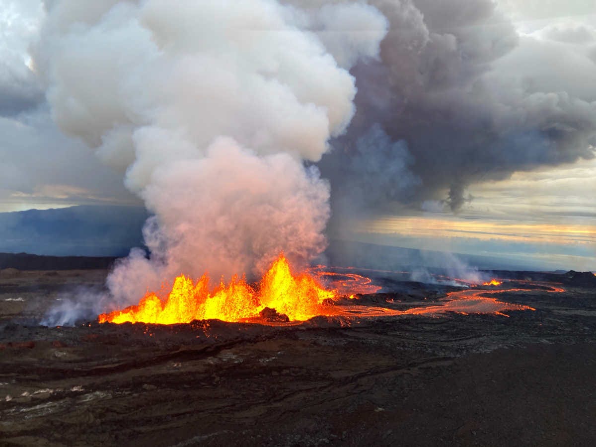 erupcion del volcán Mauna Loa en noviembre de 2022