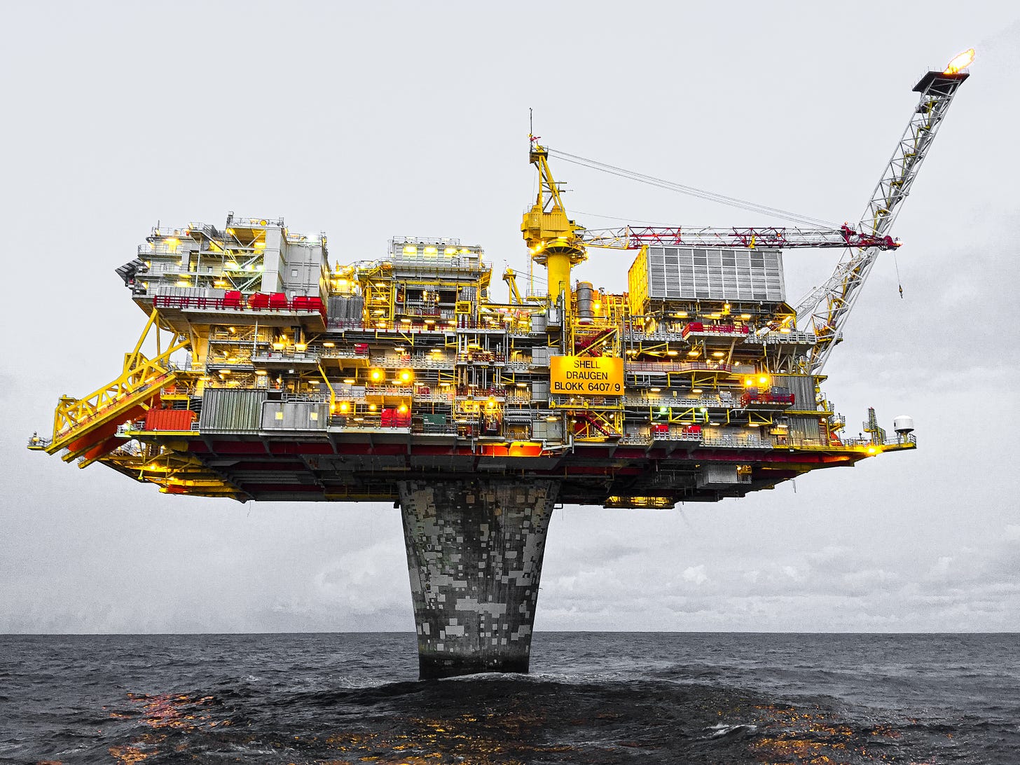 Free Offshore Drilling Rig on Body of Water Stock Photo