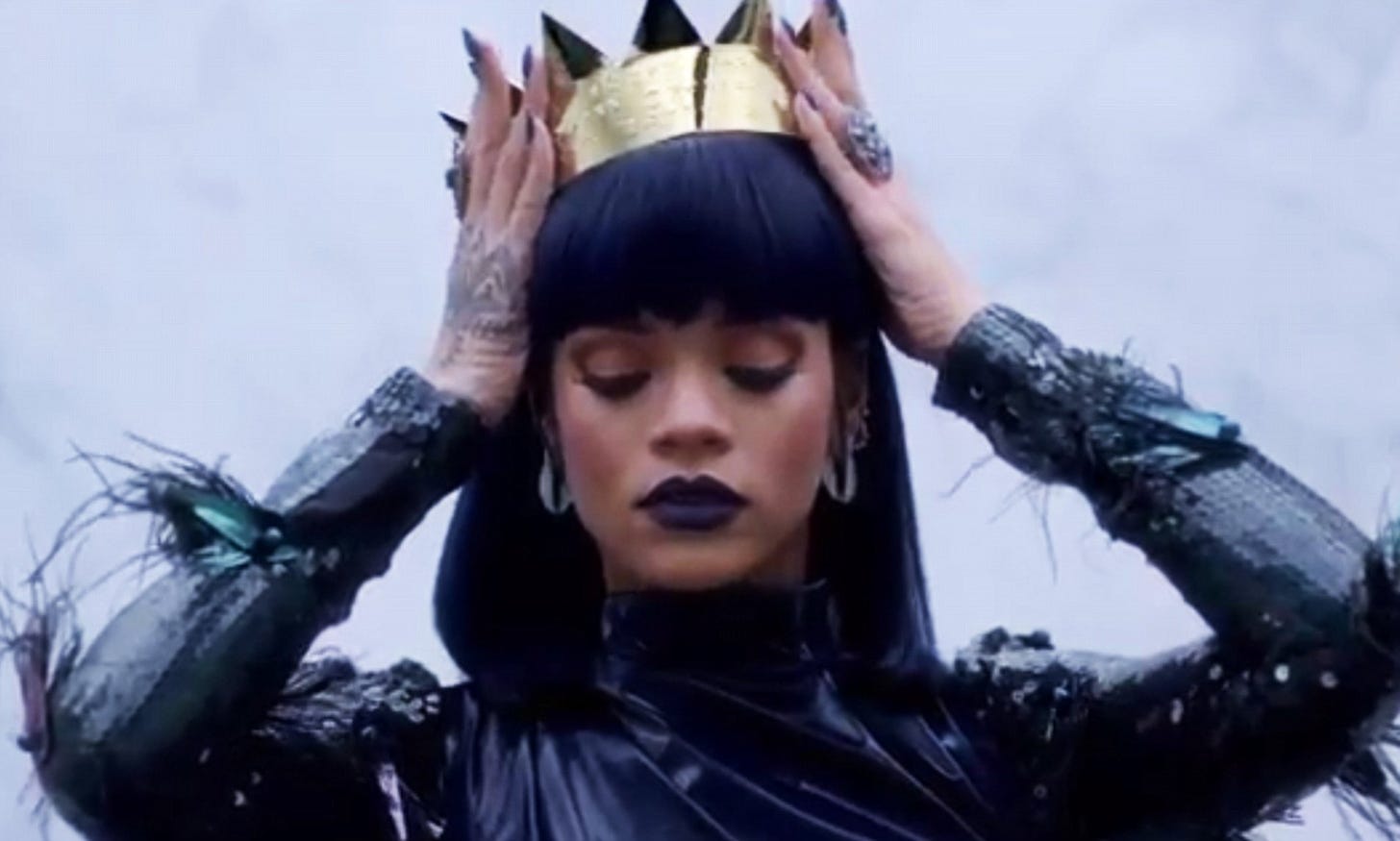 Rihanna rocks golden crown in seventh teaser for long-awaited album ANTI |  Daily Mail Online