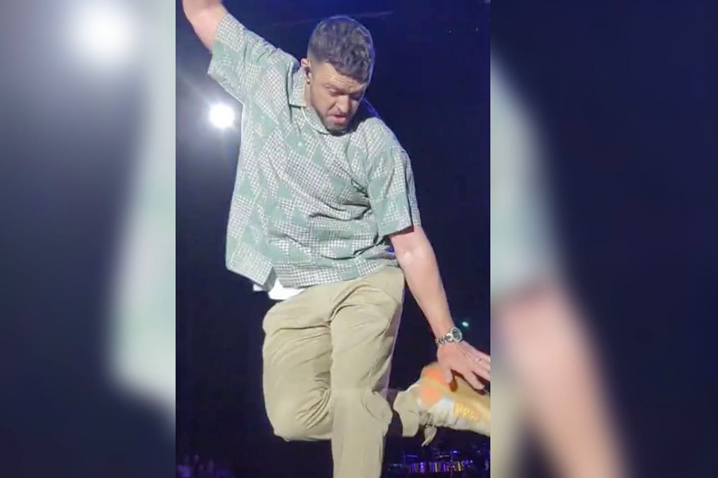 Fans mock Justin Timberlake for awkward 'hokey-pokey' dance