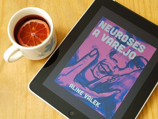 foto de uma tablet ao lado de uma xícara de chá com laranja. Na tablet, a capa do ebook Neuroses a varejo
