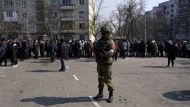 Жители Мариуполя эвакуируются из города под надзором российских военных и ополченцев самопровозглашенных республик, 24 марта