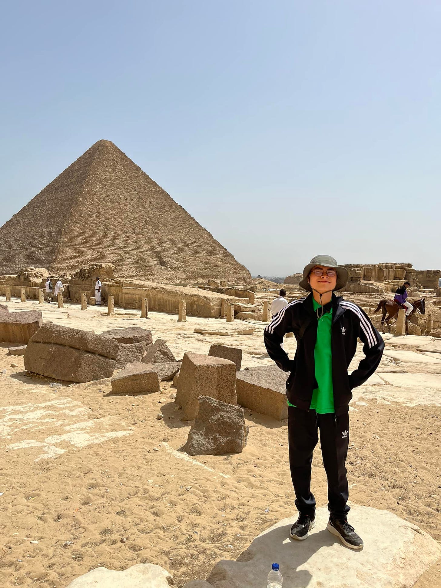 Một thành viên của TSP tham quan kim tự tháp Giza, Ai Cập. Tất cả ảnh trong bài viết này được chụp từ những hoạt động của các học viên The Soil Project trong những ngày tháng qua