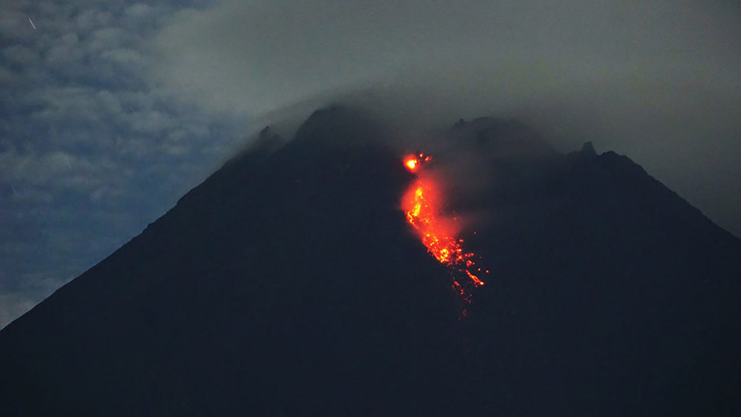 Indonesia&#39;s Merapi Volcano Spews Hot Clouds, 500 Evacuate - Bloomberg