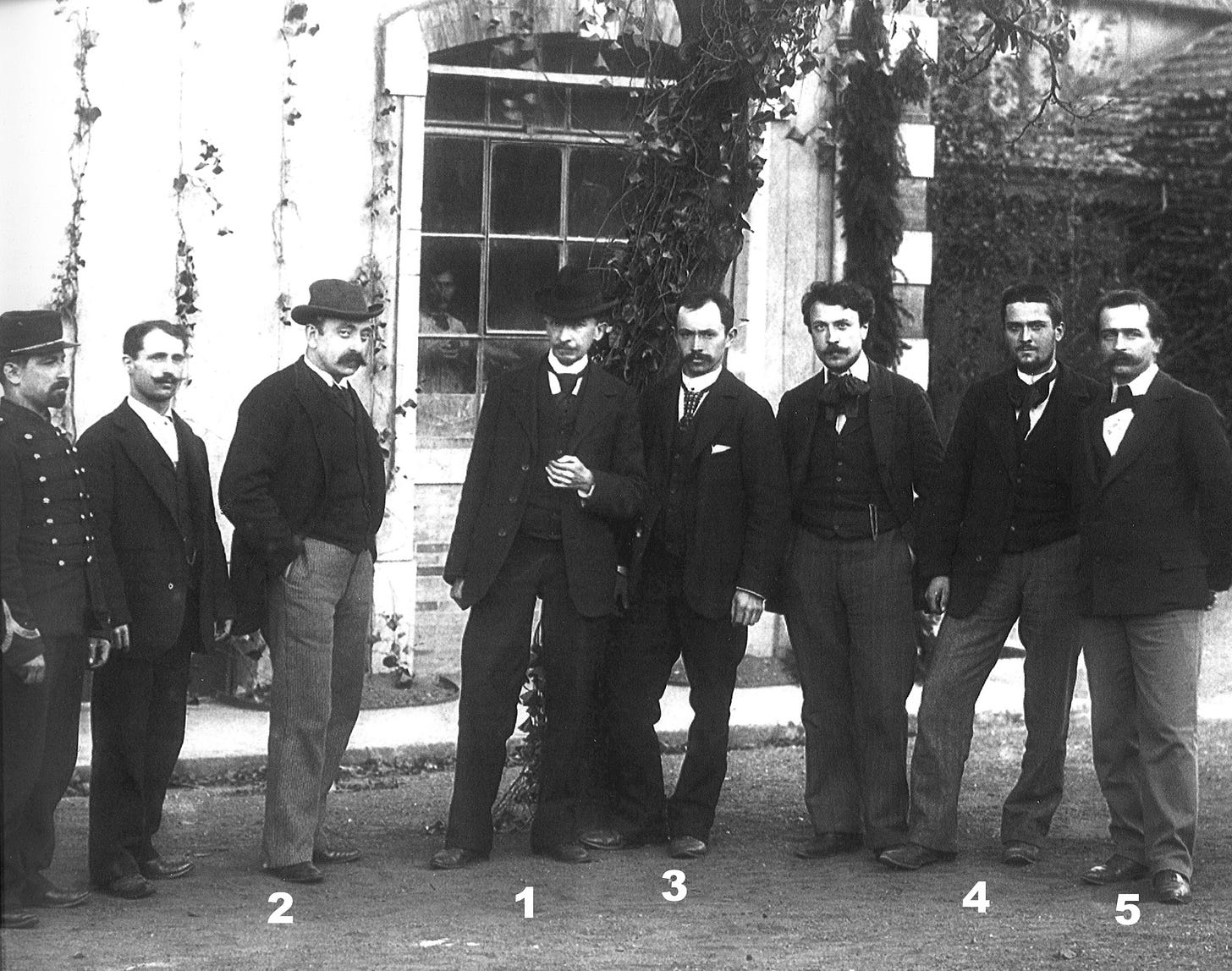 De Jongh Frères, Émile Gallé and his closest collaborators in 1897, in front of the factory buidling (Private coll.). 1. Émile Gallé ; 2. Louis Hestaux ; 3. Émile Lang ; 4. Paul Nicolas ; 5. Paul Holderbach.