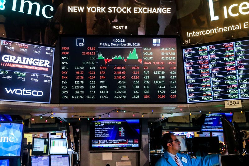Imagem mostra TVs ou monitores com informações da bolsa de valores de Nova Iorque.