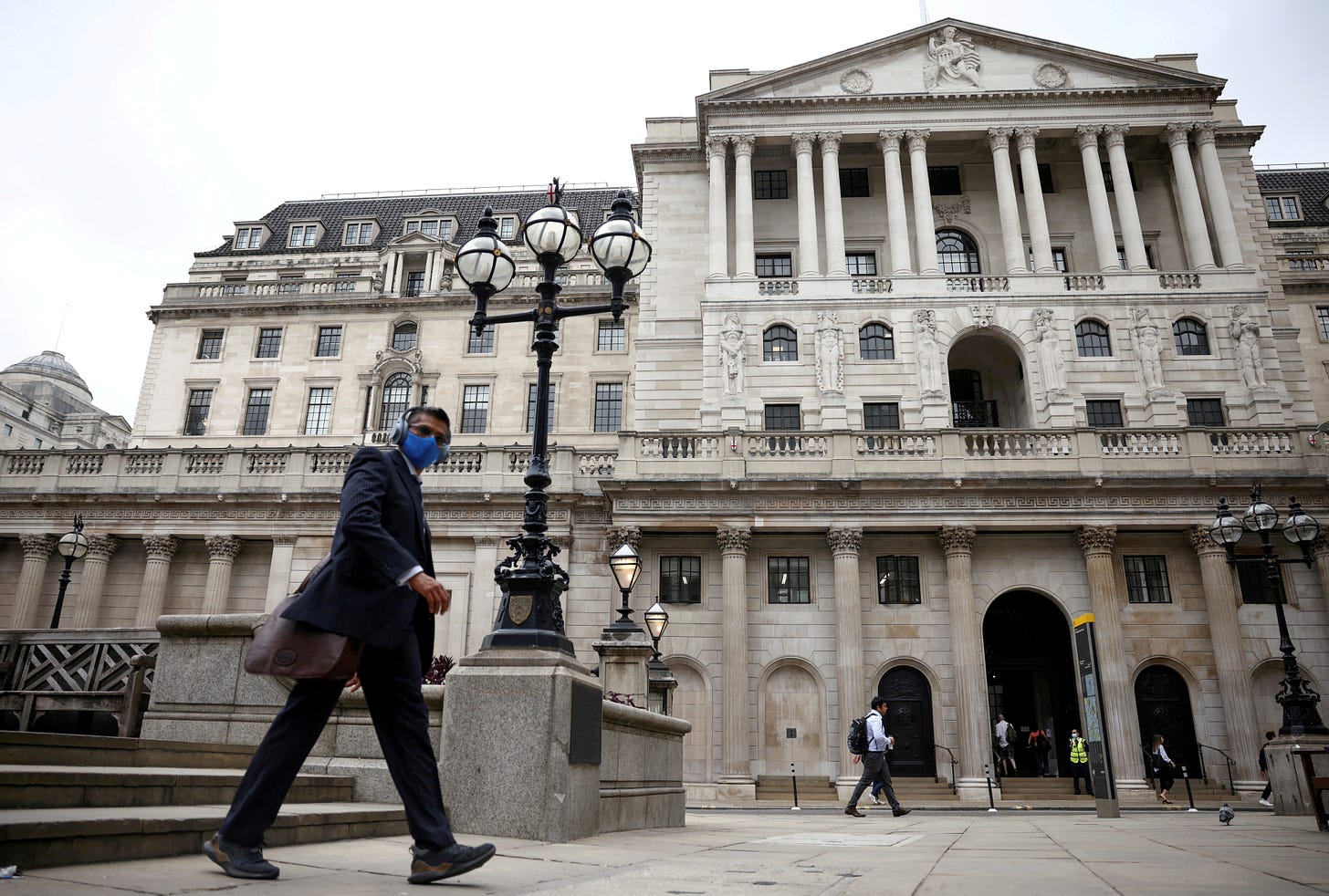 Bank of England scraps curbs on bank dividends as pandemic crisis fades |  Reuters