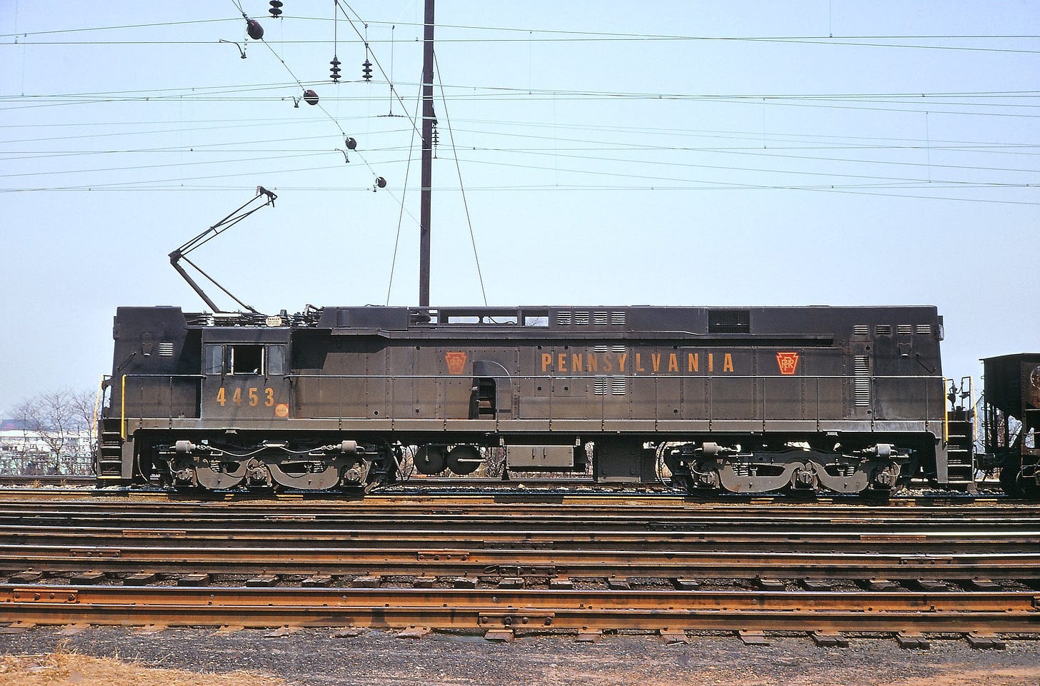 A PRR (Penn Central) E44 waits in Greenville (Jersey City) for a clear  signal to take 3 cars and a caboose ("cabin car") to Newark. Kodachrome by  Flickr user miningcamper [2400x1584] :