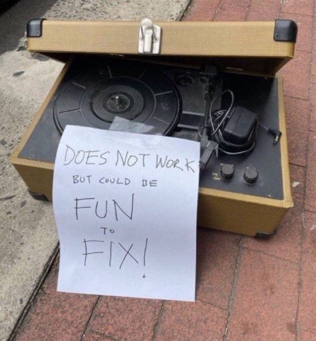 turntable does not work but could be fun to fix!!!