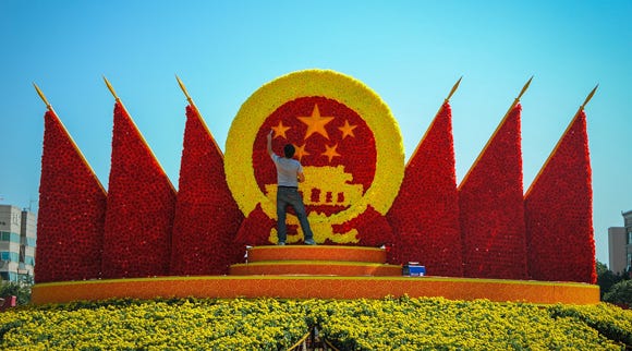 finishing touches to PRC emblem in flowers, National Day, Shinan district, Qingdao