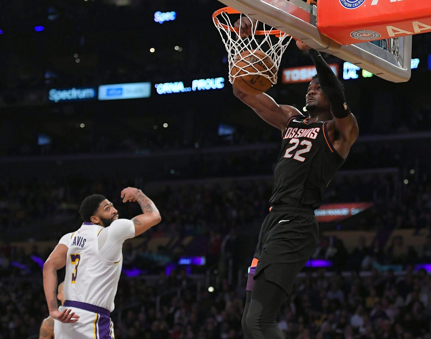 Deandre Ayton dunked all over Anthony Davis (Video)