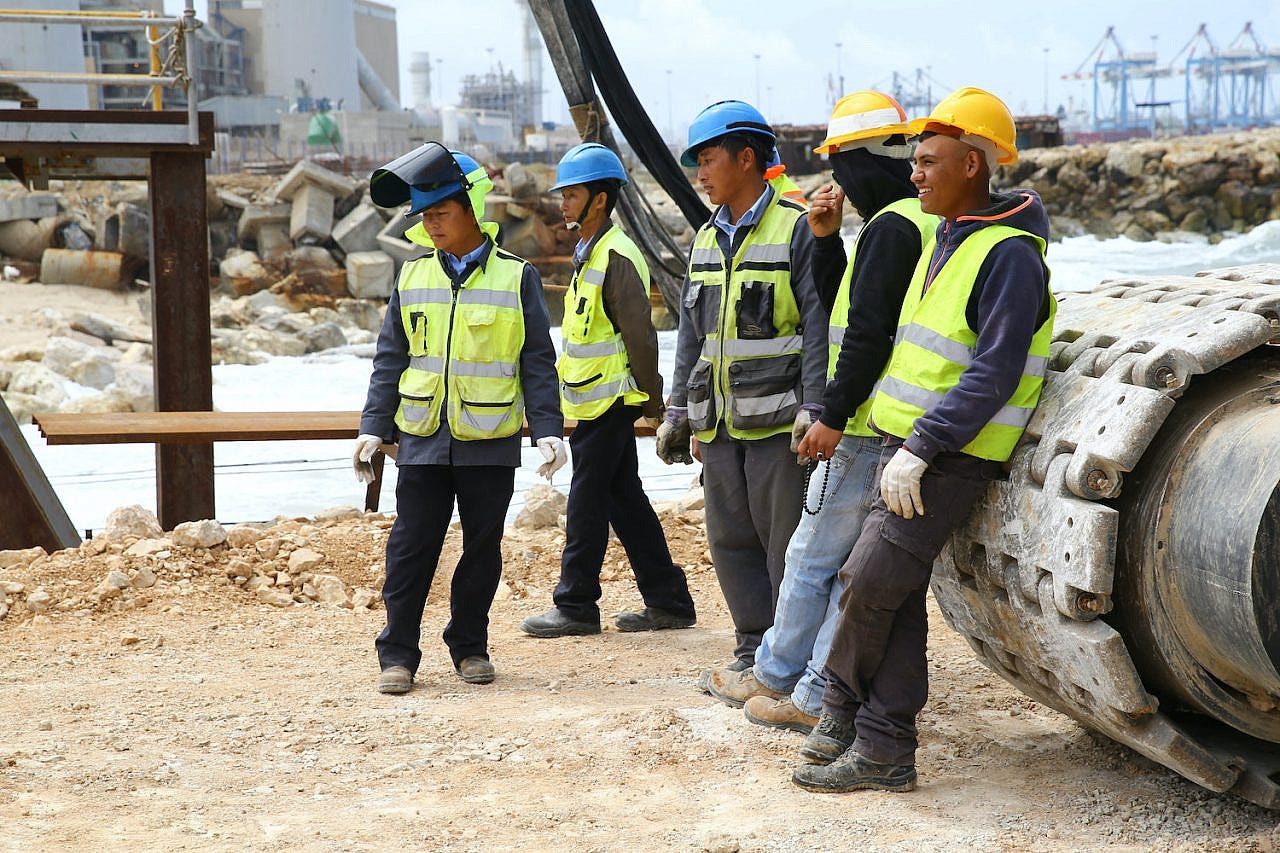 Workers seen at the construction site of the new seaport in Ashdod, Southern Israel, April 12, 2016. (Flash90)