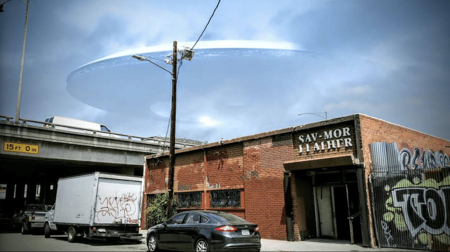 foto van google streetview in een willekeurige straat in de VS, maar met een heel grote UFO op de achtergrond