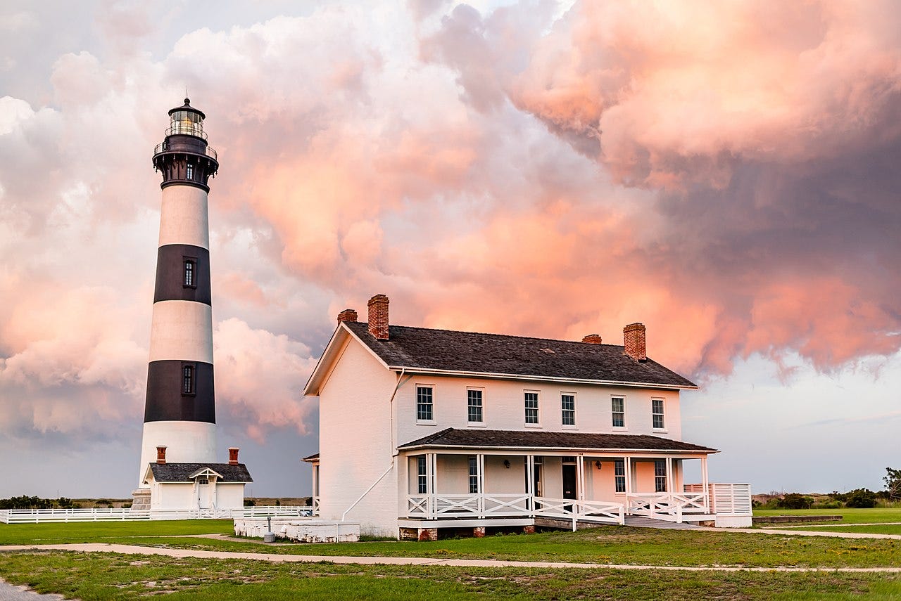 https://upload.wikimedia.org/wikipedia/commons/thumb/2/2c/Bodie_Island_Light_Station_and_lightkeeper%27s_house.jpg/1280px-Bodie_Island_Light_Station_and_lightkeeper%27s_house.jpg