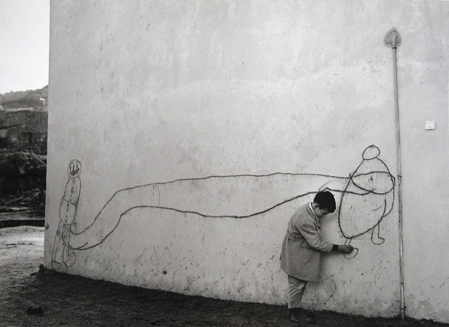 Lisetta Carmi, Orgosolo (bambino vicino a murale), 1962.