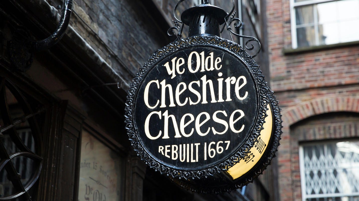 Letreiro do Ye Olde Cheshire Cheese, pub Londrino reconstruído após o grande incêndio de 1666.