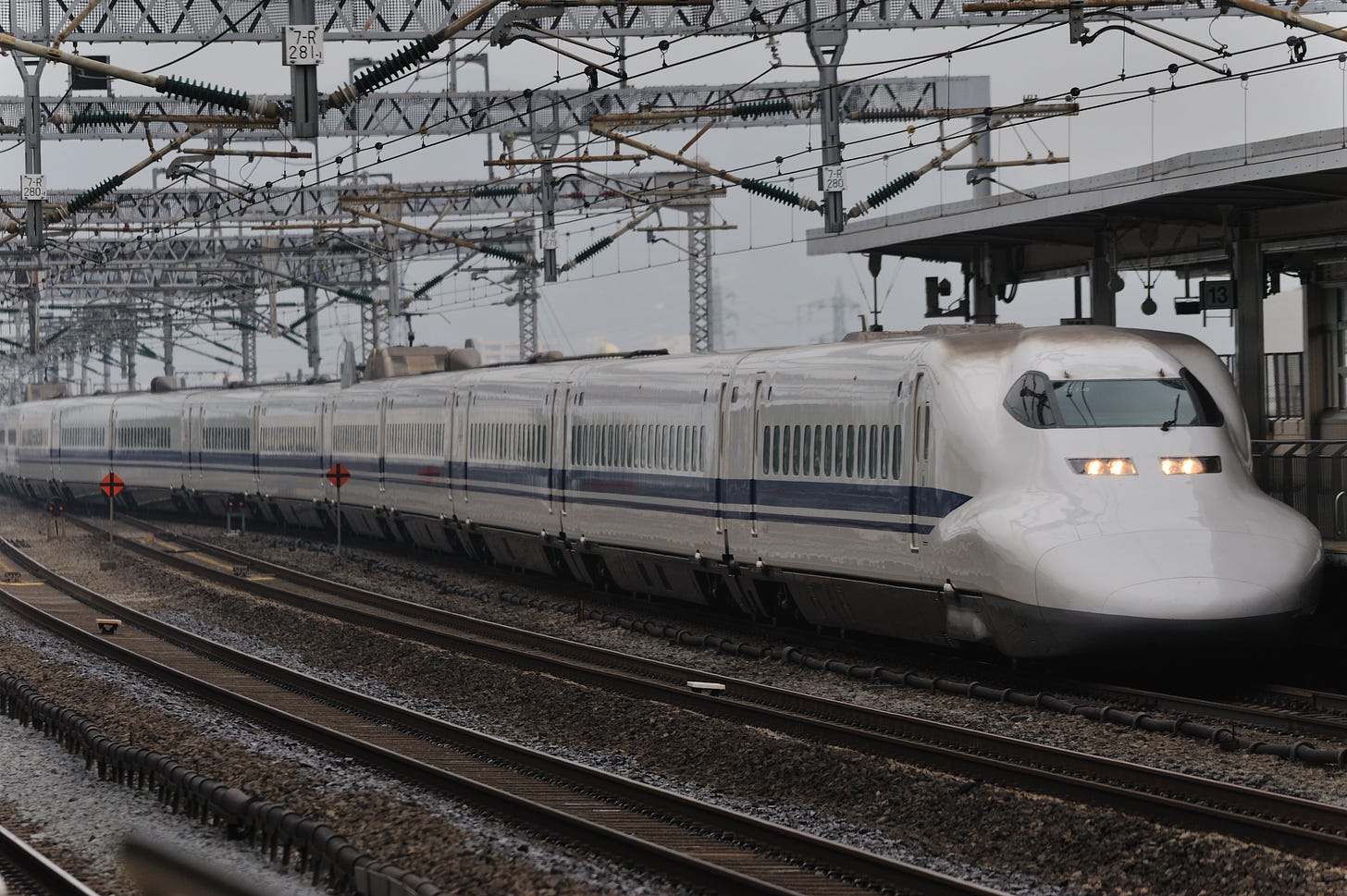 File:Shinkansen 700 series (4111729081).jpg - Wikimedia Commons