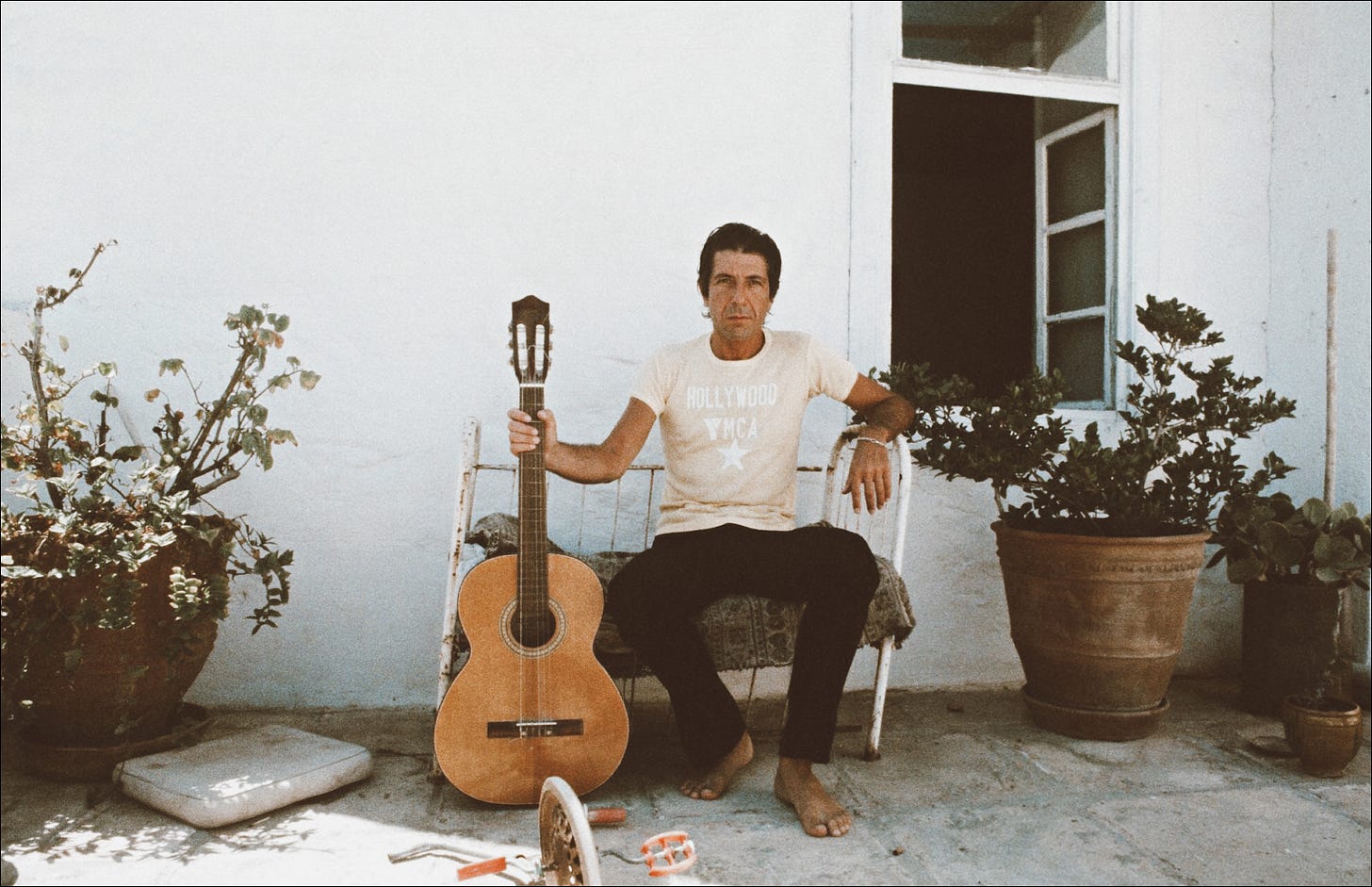 Leonard Cohen em sua casa na ilha de Hidra, Grécia, nos anos 1960.