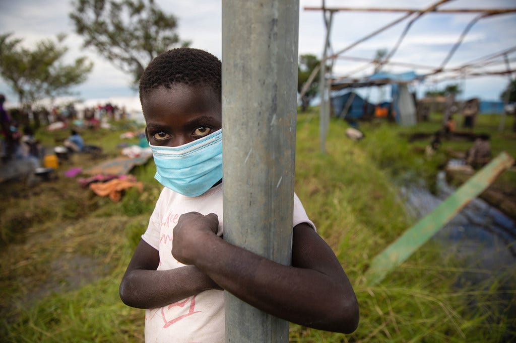 Después de que sus casas fueran destruidas por el ciclón Eloise, niños y sus familias tuvieron que ser realojados temporalmente en un centro de reubicación en Mozambique. 