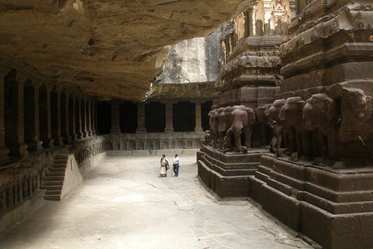https://upload.wikimedia.org/wikipedia/commons/3/3a/Ellora_Caves%2C_India%2C_Kailasanatha_Temple_2.jpg