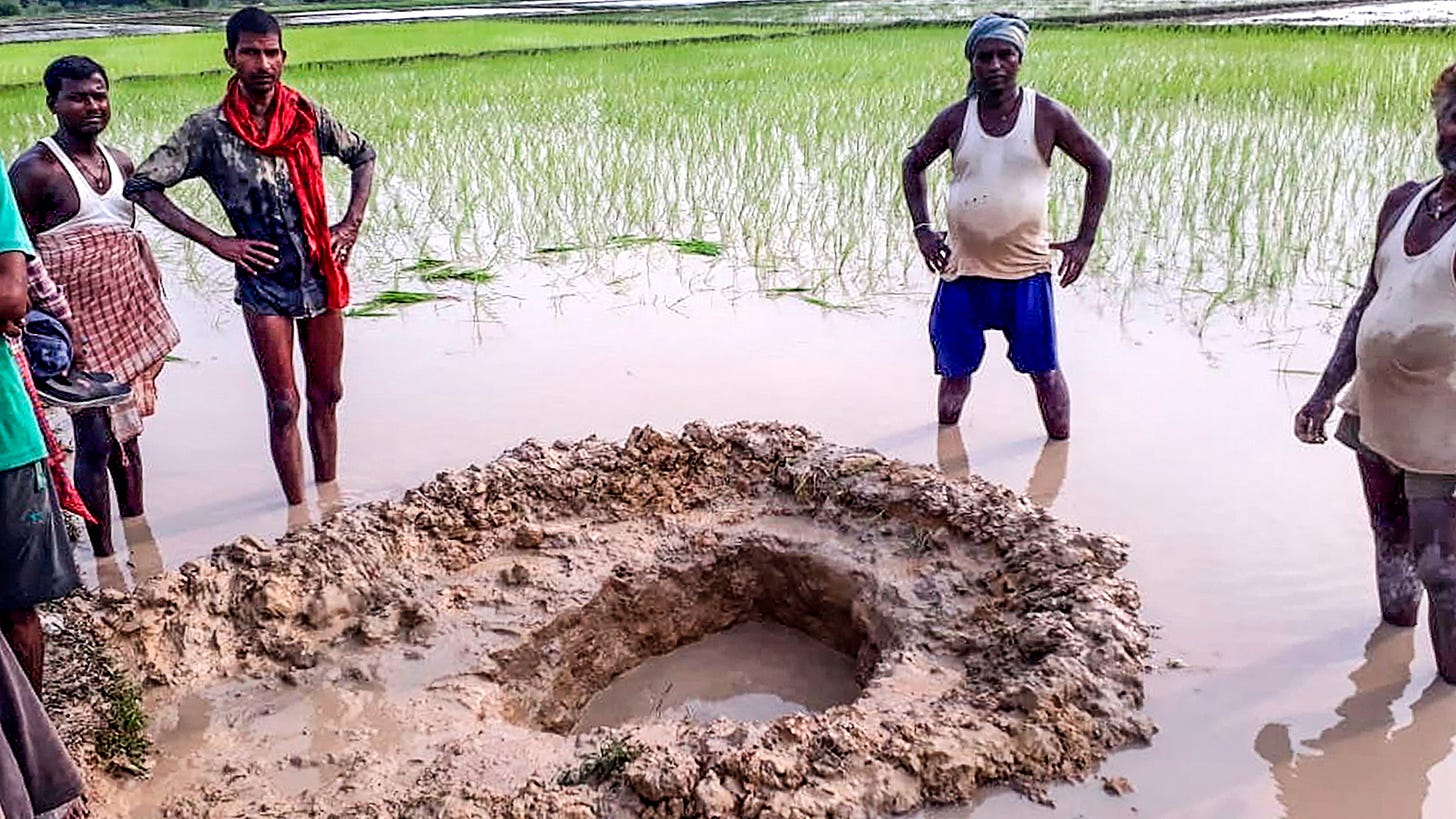 Inde : Un éventuel accident de météorite atterrit dans une rizière et choque les agriculteurs