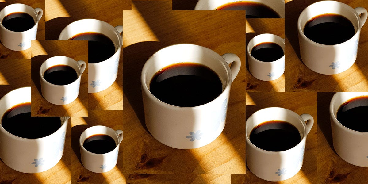 Montagem com várias fotos sobrepostas de uma xícara de café.