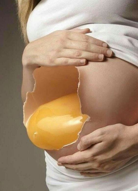 pense uma grávida segurando seu barrigão de grávida. agora pense que em vez do barrigão temos um ovo quebrado com uma gema perigando escorrer do buraco da quebra. é isto.