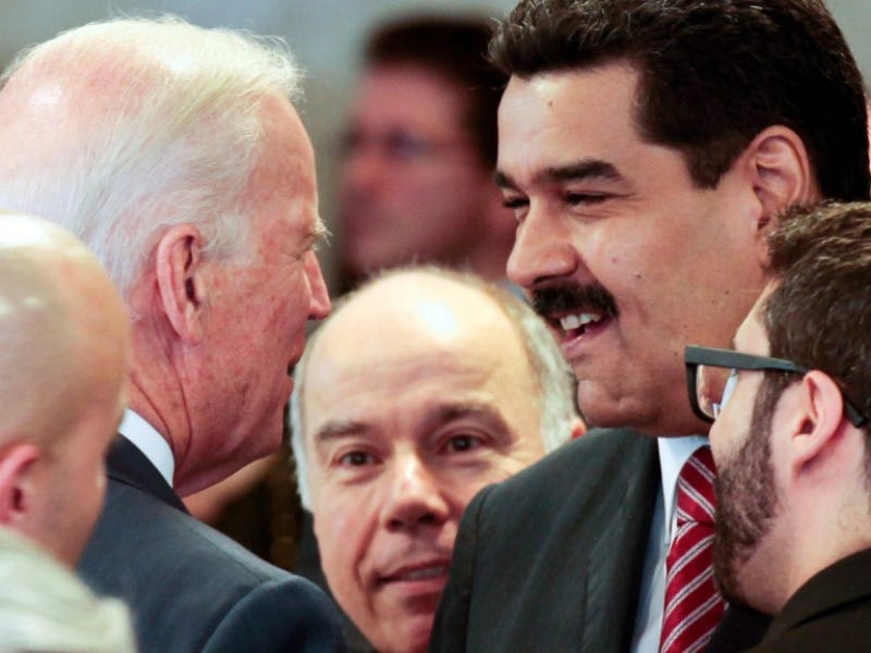 De olho no petróleo, Biden tenta aproximação com Maduro