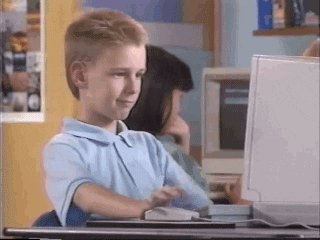 Enfant qui sourit devant un ordinateur