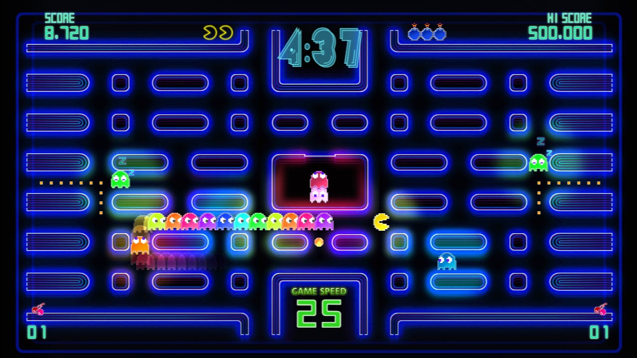 Arte do jogo. Um fundo preto com um labirinto neon. Pac-Man come bolinhas enquanto é perseguido por uma fila de fantasmas arco-íris.