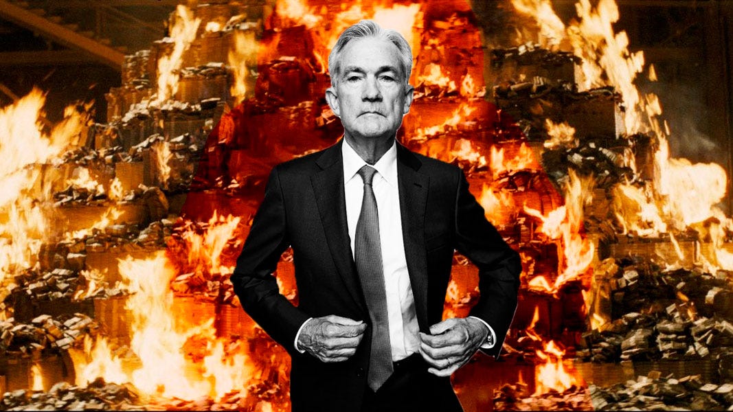 Representación de Jerome Powell, presidente de la Reserva Federal, con una pila de billetes ardiendo a su espalda como ejemplo de la reducción del balance del banco central mediante el QT