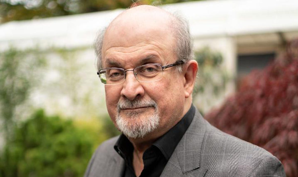 Nhà văn Salman Rushdie bị đâm trên sân khấu - VnExpress Giải trí