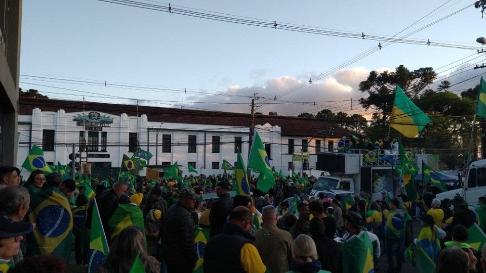 Em Curitiba, manifestantes cantam o Hino Nacional em frente ao quartel do bairro do Bacacheri.