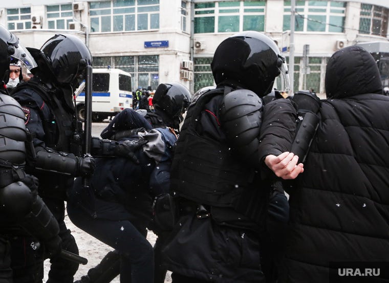A group of people in riot gear

Description automatically generated
