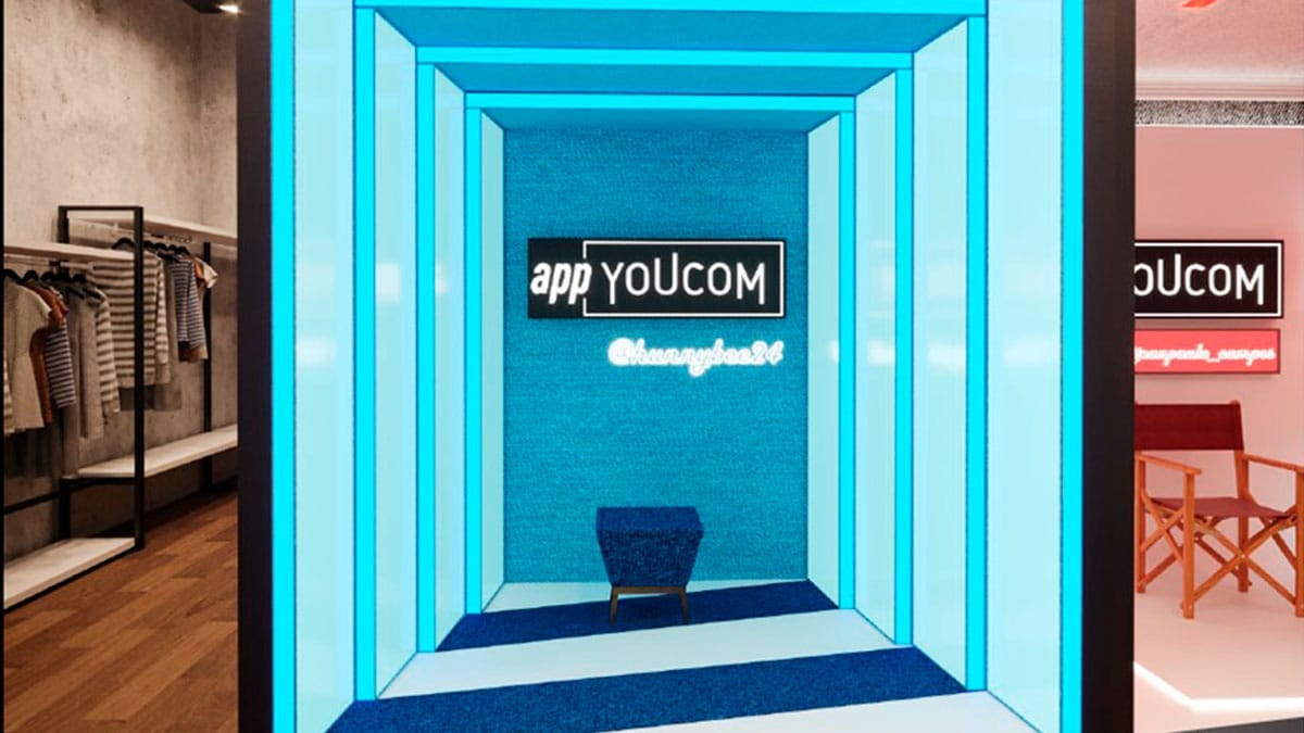 A foto apresenta um cenário azul do TikTok dentro da Youcom.