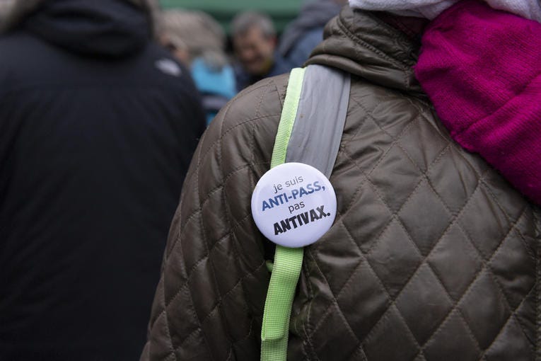 Lors d’une manifestation contre le pass sanitaire à&amp;nbsp;Massy, le 23 janvier 2022. Photo Serge Tenani / Hans Lucas / AFP