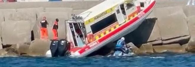 Sick while driving a rescue vehicle, he crashes into the pier after the drill