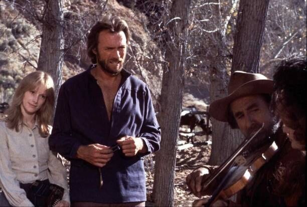 Kino. Der Texaner, Outlaw Josey Wales, The, Der Texaner, Outlaw Josey Wales, The, Sondra Locke, Clint Eastwood Wales (Clint Eastwood,2vl) rettet Laura Lee (Sondra Locke) vor Vergewaltigung., 1976. (Photo by FilmPublicityArchive/United Archives via Getty Images)