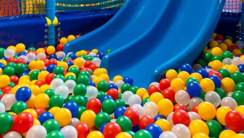 Advierten de que los parques de bolas están plagados de bacterias que  pueden ser muy peligrosas para los niños