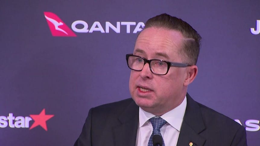 Qantas CEO Alan Joyce resists union calls to resign after airline chaos,  $860m loss and no dividend - ABC News
