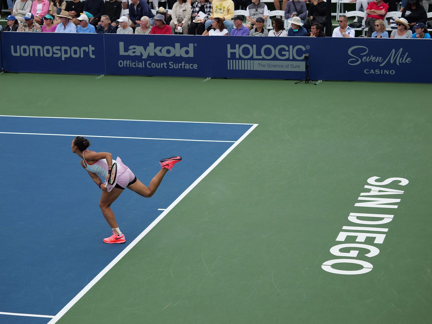 Qinwen Zheng serves at the San Diego Open WTA500. Photo: Couples Doubles.